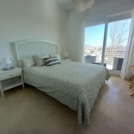 Amplio, Luminoso Y Moderno Con Amplia Terraza Y Hermosas Vistas En Exclusiva Urbanizacion